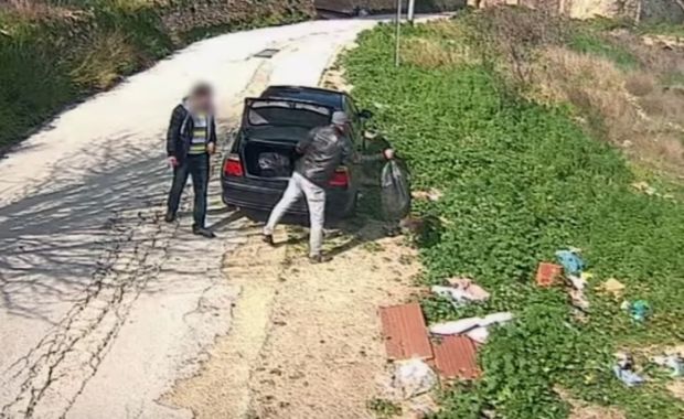 Gettano rifiuti in strada gettano-rifiuti-in-strada-ripresi-e-messi-online-dal-sindaco