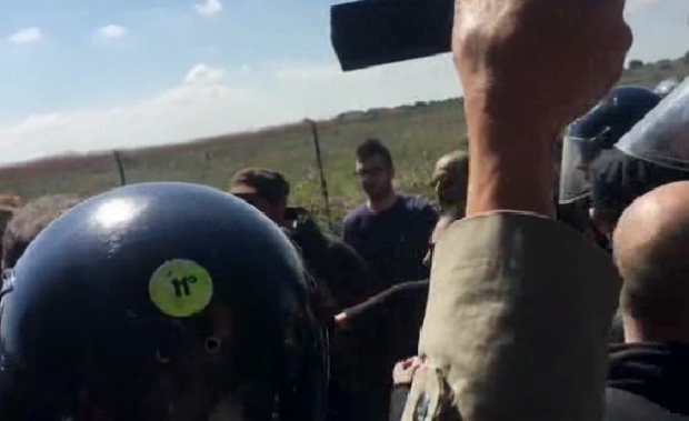 polizia-carica-manifestanti-sit-in-contro-l-espianto-ulivi-momenti-tensione-e-contusi