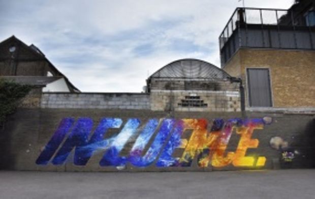 l-artista-italiano-manu-invisible-dipinge-l-opera-and-quot-influence-and-quot-a-londra