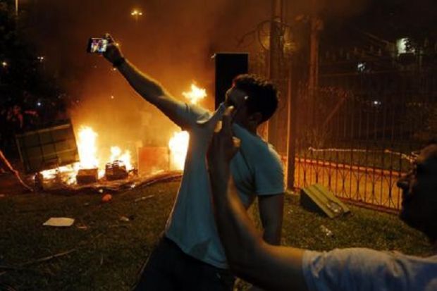 paraguay-manifestanti-invadono-e-incendiano-il-parlamento