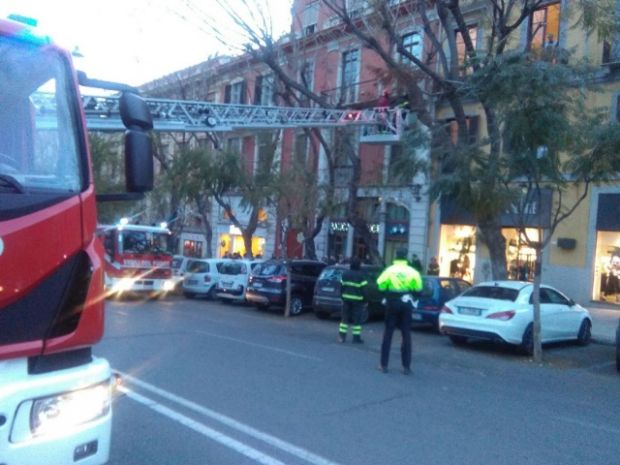 cagliari-grosso-ramo-pericolante-nel-largo-intervengono-i-vigili-del-fuoco