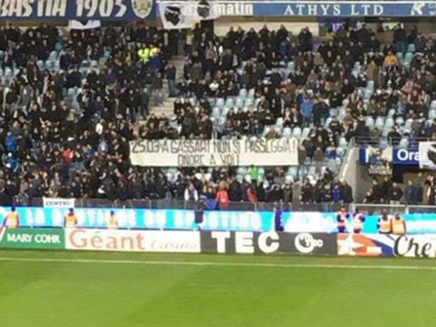 scontri-a-sassari-i-cugini-corsi-sostengono-la-torres-apparso-striscione-and-quot-onore-a-voi-and-quot