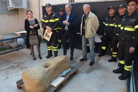 archeologia-dopo-mareggiata-riemerge-cippo-funerario-tharros
