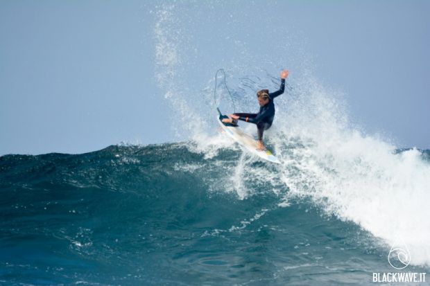il-surfista-matteo-calatri-in-gara-in-portogallo