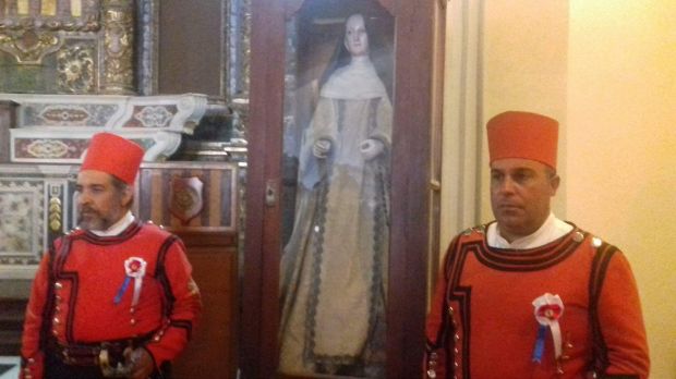 cagliari-dopo-70-anni-torna-in-chiesa-la-statua-di-santa-chiara