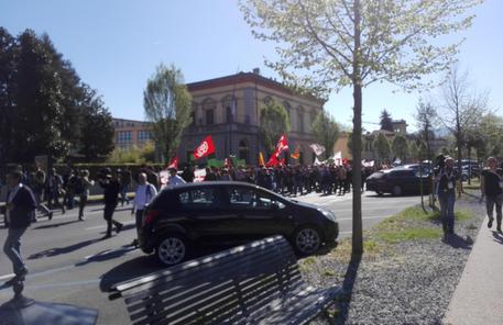 g7-tensioni-a-lucca-5-o-6-agenti-contusi-in-scontri
