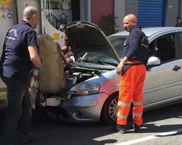 cagliari-scontro-tra-auto-e-camion-immondizia-traffico-rallentato