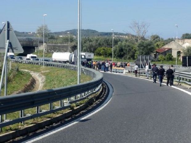 portuali-in-sciopero-bloccano-autostrada