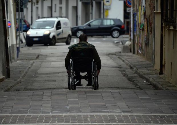 Picchiano disabile e buttano carrozzina picchiano-disabile-e-buttano-carrozzina