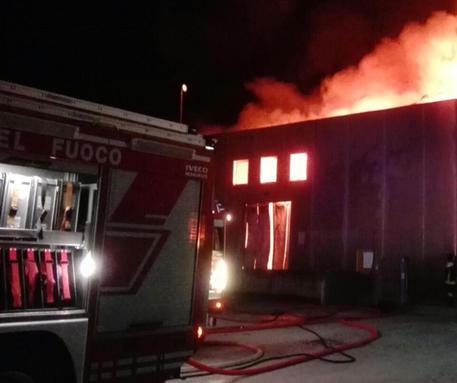 brucia-casa-genitori-lanciano-figlio-da-finestra-grave