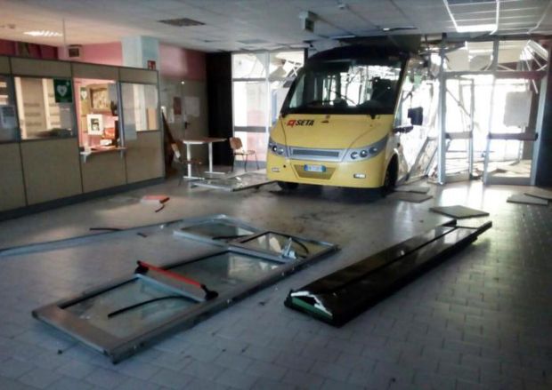 Bus contro scuola: fermati tre minorenni bus-contro-scuola-fermati-tre-minorenni