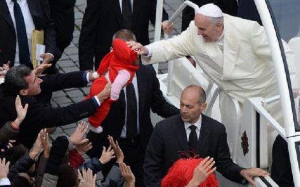 papa-francesco-andr-and-agrave-sereno-in-egitto-non-user-and-agrave-auto-blindate