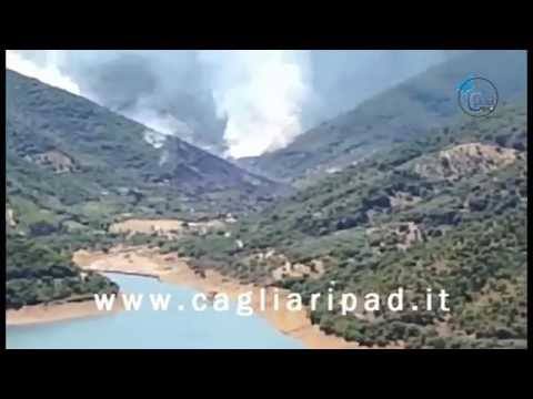 fiamme-nella-valle-della-luna-ad-aggius-primo-grande-incendio-in-gallura-sul-posto-un-canadair