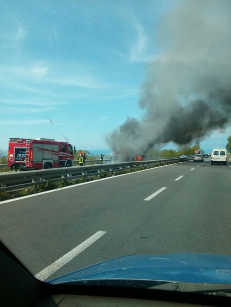 bus-in-fiamme-su-autostrada