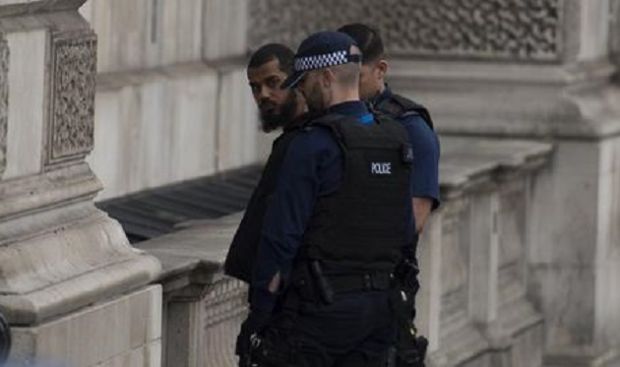 terrore-a-londra-fermato-uomo-con-coltello-vicino-al-parlamento