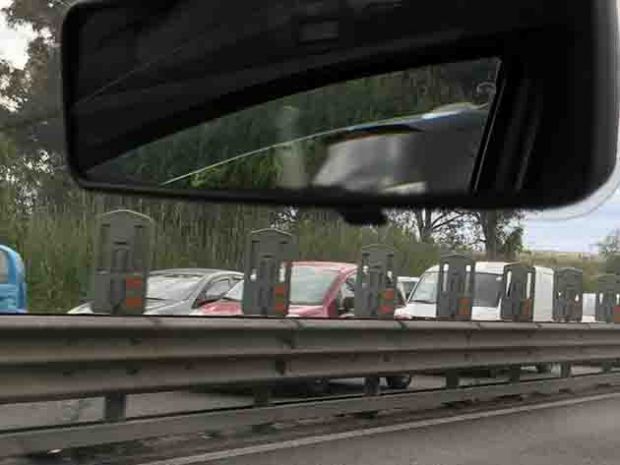 ss131-peugeot-206-contro-guard-rail-traffico-rallentato