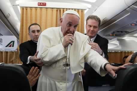 papa-francesco-torna-dal-cairo-and-quot-su-regeni-mi-sono-mosso-and-quot