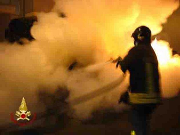 Raid incendiario in cantiere edile: danneggiati mezzi e container raid-incendiario-in-cantiere-edile-danneggiati-mezzi-e-container