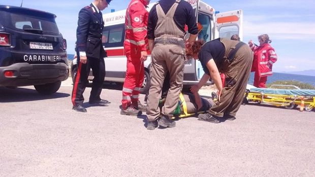donna-cade-da-scogliera-durante-disinfestazione