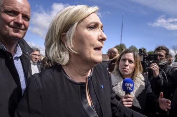 Le Pen contestata con lancio di uova le-pen-contestata-con-lancio-di-uova
