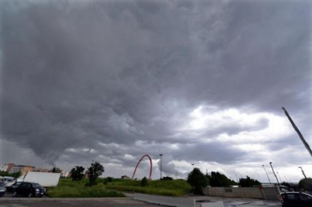 meteo-venerd-and-igrave-bollente-ma-sabato-torna-vento-e-pioggia