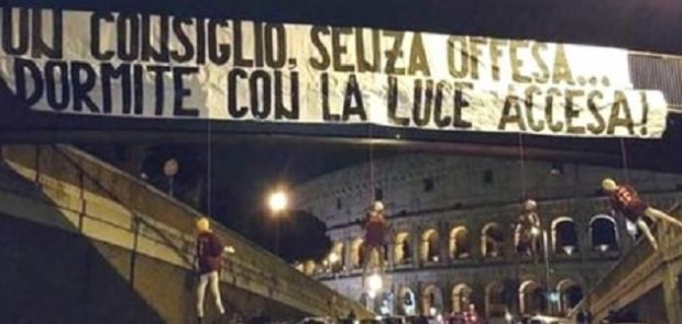 'Impiccati' manichini con maglie Roma impiccati-manichini-con-maglie-roma