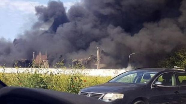 maxi-incendio-in-deposito-plastica-su-pontina-colonna-fumo
