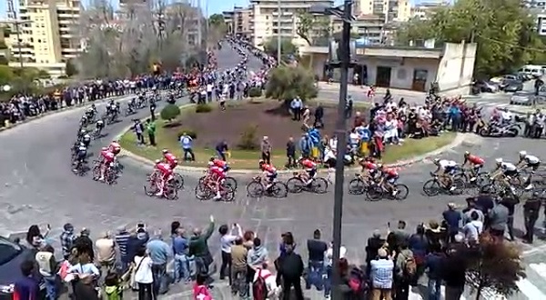 Un grande pubblico saluta i campioni del Giro d'italia 100 un-grande-pubblico-saluta-i-campioni-del-giro-d-italia-100