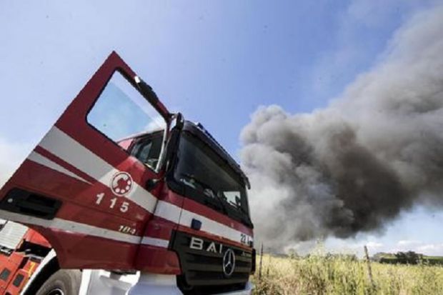 incendio-in-un-deposito-di-rifiuti-a-sud-di-roma-arpa-non-superati-limiti-qualit-and-agrave-aria