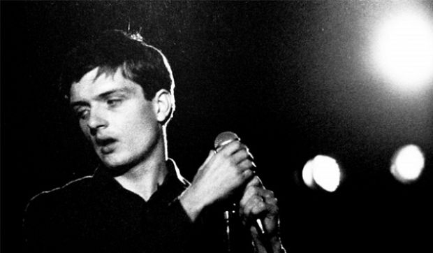 tributo-a-ian-curtis-il-19-maggio-al-cueva-rock