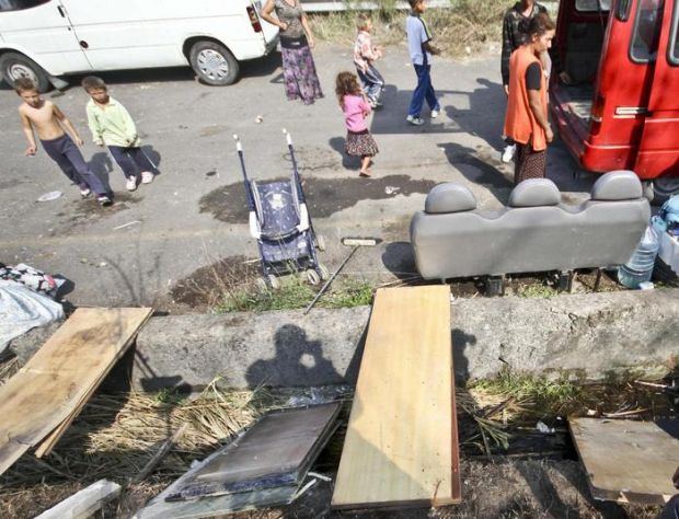 in-fiamme-camper-a-roma-morta-una-ragazza-e-2-bimbe