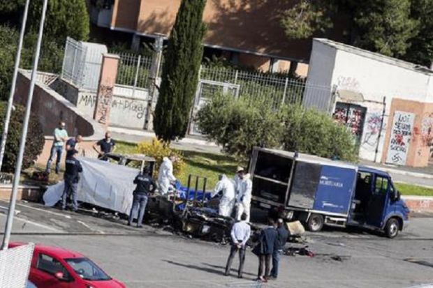 In fiamme camper a Roma in-fiamme-camper-a-roma-morta-una-ragazza-e-2-bimbe-e-caccia-al-killer