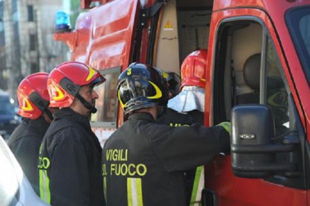 esplosione-in-strada-a-roma-ordigno-rudimentale-tra-due-auto