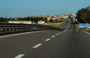 veicolo-ribaltato-su-ss131-strada-temporaneamente-chiusa