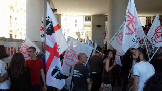 Difesa: sit-in pacifisti difesa-sit-in-pacifisti-and-quot-politica-sarda-and-egrave-complice-and-quot-poi-l-annuncio-2-giugno-a-cagliari