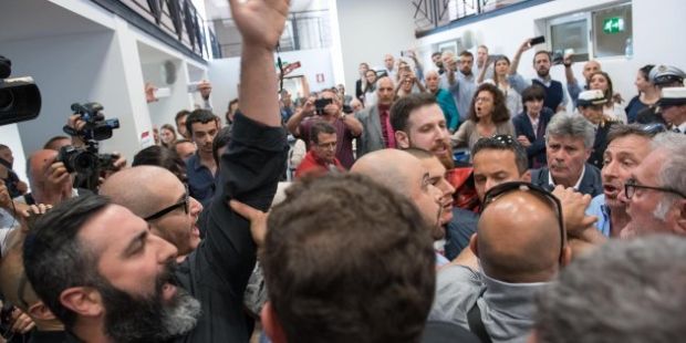 "Raggi dimettiti" and-quot-raggi-dimettiti-and-quot-blitz-di-casapound-e-la-sindaca-lascia-la-sala