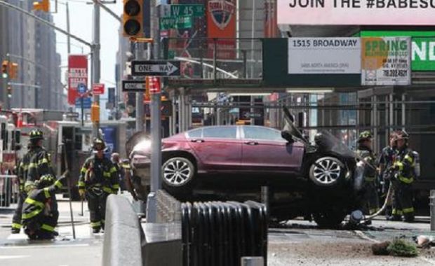 +++ Auto su pedoni a Times Square auto-su-pedoni-a-times-square-un-morto-e-13-feriti