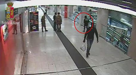 paura-alla-stazione-di-milano-militari-e-agente-accoltellati-indagine-su-video-inneggianti-isis