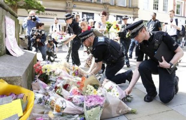 manchester-attentato-al-concerto-di-ariana-grande-22-morti-vittima-pi-and-ugrave-piccola-aveva-8-anni