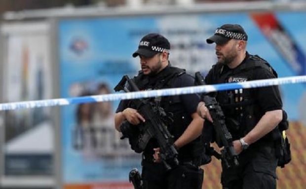 manchester-raid-in-centro-si-cerca-artificiere-famiglia-abedi-l-aveva-segnalato-a-autorit-and-agrave