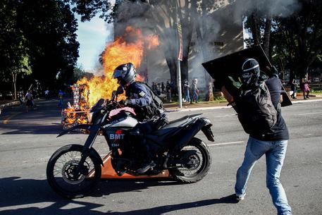 brasile-proteste-e-vandalismo-a-brasilia-ministeri-evacuati