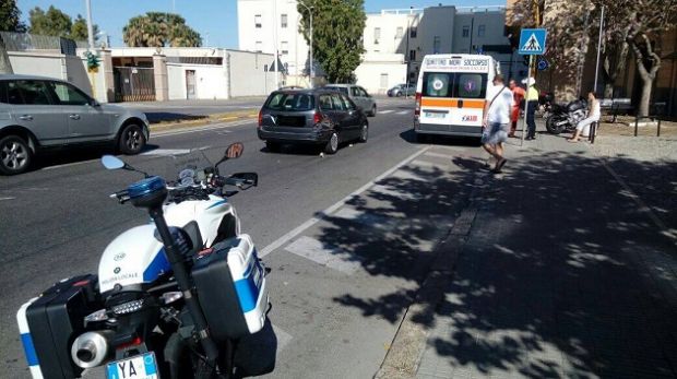 cagliari-viale-colombo-moto-tampona-auto