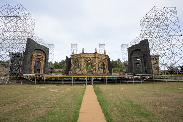 rigoletto-di-giuseppe-verdi-inaugura-la-forte-arena-di-santa-margherita-di-pula
