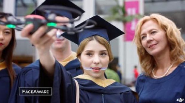 c-and-egrave-anche-un-minidrone-per-i-selfie-atterra-sulla-mano