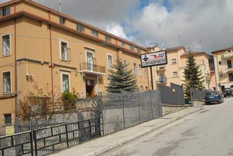 ladri-rapinano-anziano-uno-si-pente