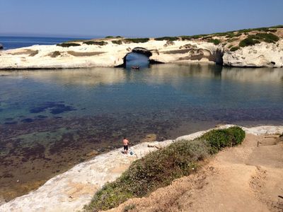 malore-mentre-fa-il-bagno-turista-muore-a-s-archittu