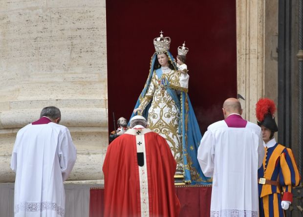 sassari-a-papa-francesco-un-candeliere-d-oro-speciale