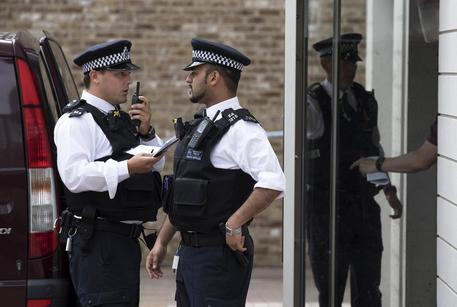 Londra: media londra-media-raid-polizia-a-east-ham