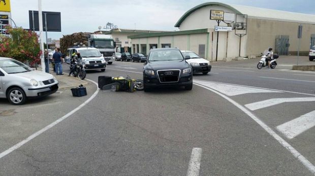 cagliari-scontro-auto-moto-ferito-un-portalettere