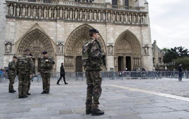 900-persone-bloccate-all-interno-della-cattedrale-di-notre-dame